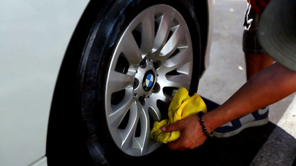 How To Clean Tyres and Rim, Top 10 Tips to Clean Tyres & Rim